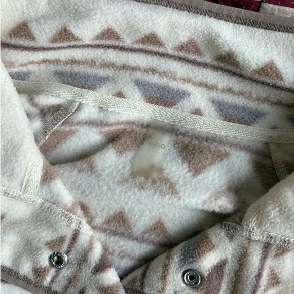 Geometric Patterned Pullover - Picture 3 of 3